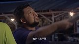 小伙要出手教训村官，老舅拦下了他