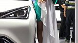 这个车模姑娘好美啊，不过后面的大哥你在偷瞄什么