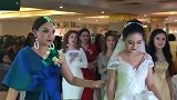 新疆婚礼上新娘被客人要求跳舞，新娘特别从容大方，氛围太好了！