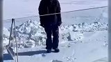 国外下雪原来这么好玩，还特别解压