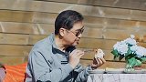 张国立吃花卷蘸豆腐乳被媳妇嫌弃，一句话让邓婕差点喷饭！