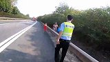 开学第一天怕迟到！奶奶带孙女步行上高速抄近路 民警吓坏了