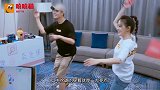 徐璐蹲下想擦地板，不料忘记穿“露背装”，弯腰一瞬间张铭恩激动