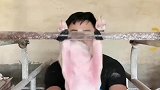 别说喂饲料的猪肉不好吃，从小就给它们锻炼肌肉