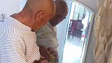 大爷对着镜子给自己贴膏药，结果给镜子里的自己贴上了