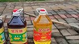 保洁阿姨路边买外地男子三桶食用油，没想到竟是调了色的水