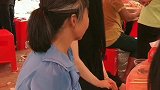 表妹喝喜酒的时候吃不完的菜都会打包回家吃