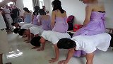 新娘很放得开，竟要求坐在伴郎团背上做俯卧撑，网友：伴娘谁敢娶