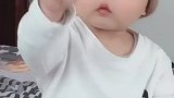 一进门就看见，熊孩子自己在玩玩具，是不是嘴里还飚几句“婴语