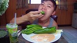 泰国老铁懒得生火做饭，拿几只青椒蘸着沙拉酱吃