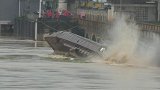 湖南衡东连日大雨 3艘货船钢绳断裂轮番撞桥