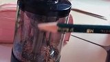 小时候你是怎么样削铅笔的？看看现在的孩子，差距不是一般的大