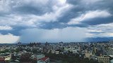 台湾嘉义上空出现“雨瀑”奇观 雨水倾泻如同倒水