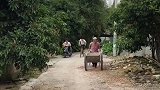 奶奶胜出，荣获本村车神称号