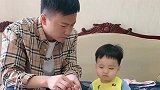 两岁萌娃和爸爸秀恩爱，接下来的一幕：你俩是真爱，我是意外！