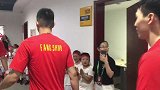 【PP体育在现场】男篮集体走出更衣室 全场掌声雷动迎英雄出场