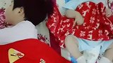 趁姐姐睡着了，我在抓一下，叫你老欺负我的