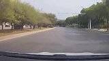 自行车横穿马路，结果被SUV撞倒在地，久久不能动弹