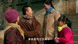 妇人带大儿子一家进城省亲 碰到好心大爷送饼子吃