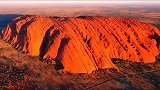 地球上最大的单体岩石，在阳光照射下发出绚丽多彩的颜色