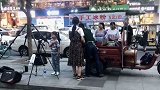 成都一千万富翁公司倒闭妻子出走 带女儿街头卖冰粉还债