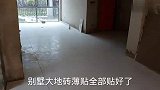 大地砖完工，监理拿坏尺验收指责不平整，瓦工怒道好坏不分没资格