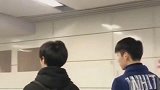 地铁偶遇一个帅气的小哥哥，只是看到他的侧脸，我就已经沦陷了