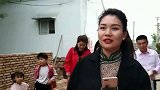 袁庆成了大衣哥村里的常客，来的次数多了，都认识她了！