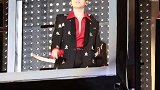 张杰演唱会突发意外仍坚持整首歌的演出