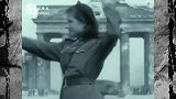 苏联珍贵录像，勃兰登堡门前指挥交通的竟然是女兵