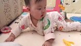 小宝宝在床上练习爬行， 这滑稽的样子让人看了真想笑，太逗了！