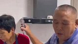 大爷吃着月饼，不忘跟老伴儿分享鸡汤