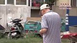 六旬老汉无人赡养，只能自己在外挣钱过日子