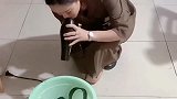 小姐姐这个魔术好神奇，腰带能动，我看了半天硬是没找到破绽！