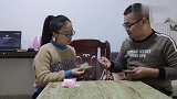 男子和媳妇石头剪刀布，把钱输个精光，太逗了