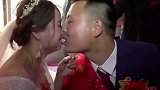 陕西一帅哥接亲，新娘小巧玲珑的，出门新郎抱她上车，真幸福
