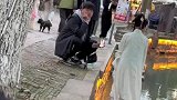 感觉这个小哥哥不开心，一看就是被迫营业