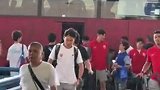 上海双雄同一时间出征客场 有申花球迷送行时找颜骏凌合影