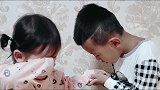 妹妹贪玩磕到手，委屈的找哥哥安慰，哥哥抓着妹妹的小手不放