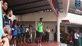印超-14赛季-门神詹姆斯带球员走访学校 受到欢迎-新闻