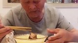 爷爷吃饭了，孙女今天做了红烧肉，爷爷吃的真香一口一大块！