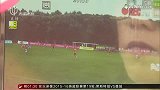 足球-16年-国际青少年足球邀请赛：暴雨来袭 斗志不减-新闻