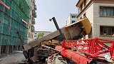 浙江一吊车作业时失去平衡倾覆 隔壁别墅被砸出大洞