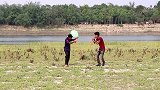 吹个气球这么费劲，男子扛着锄头，一下将气球扎破了！