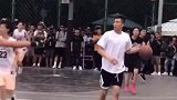 这样的多人包夹，进不进球无所谓了