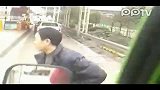 (PP拍客)收费站出现司机与警察互殴-2月26日