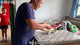 72岁儿子伺候98岁妈妈吃饭，看看妈妈胃口怎么样