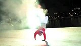街舞-15年-酷炫舞者上演PowerMove 将烟花绑在脚上倒立跳街舞-新闻