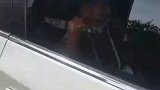 八旬老太被独自留在车内被困敲窗呼救，好心路人伸援手成功脱险