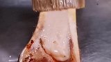 打假烧烤店烤牛骨髓，老板为了省钱，连食物现在都敢循环利用了！